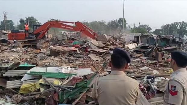 चंडीगढ़ में प्रशासन ने स्लम बस्ती पर बुलडोजर चला 12 एकड़ जमीन खाली कराई -  Jan Hetaishi