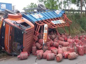 342 सिलेंडरों से भरा ट्रक फ्लाईओवर से गिरा, पीछे से टिप्पर ने मारी थी टक्कर, बड़ा हादसा टला