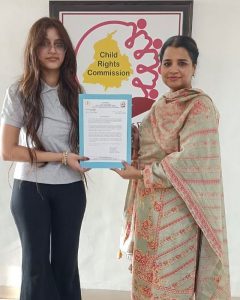 सत पॉल मित्तल स्कूल की 11वीं कक्षा की छात्रा गुनीशा कौर को श्रीमति गुंजीत रुचि बावा द्वारा किया गया सम्मानित