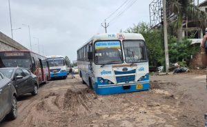 सड़क के बीच मिट्टी में धंसी हरियाणा रोडवेज की बस, 1 घंटे तक ट्रैफिक रहा प्रभावित