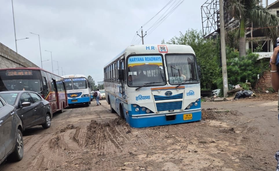 सड़क के बीच मिट्टी में धंसी हरियाणा रोडवेज की बस, 1 घंटे तक ट्रैफिक रहा प्रभावित