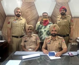 हीरोइन सहित पकडे गया व्यक्ति के बारे में जानकारी देते हैं बलटाना पुलिस अधिकारी का दृश्य