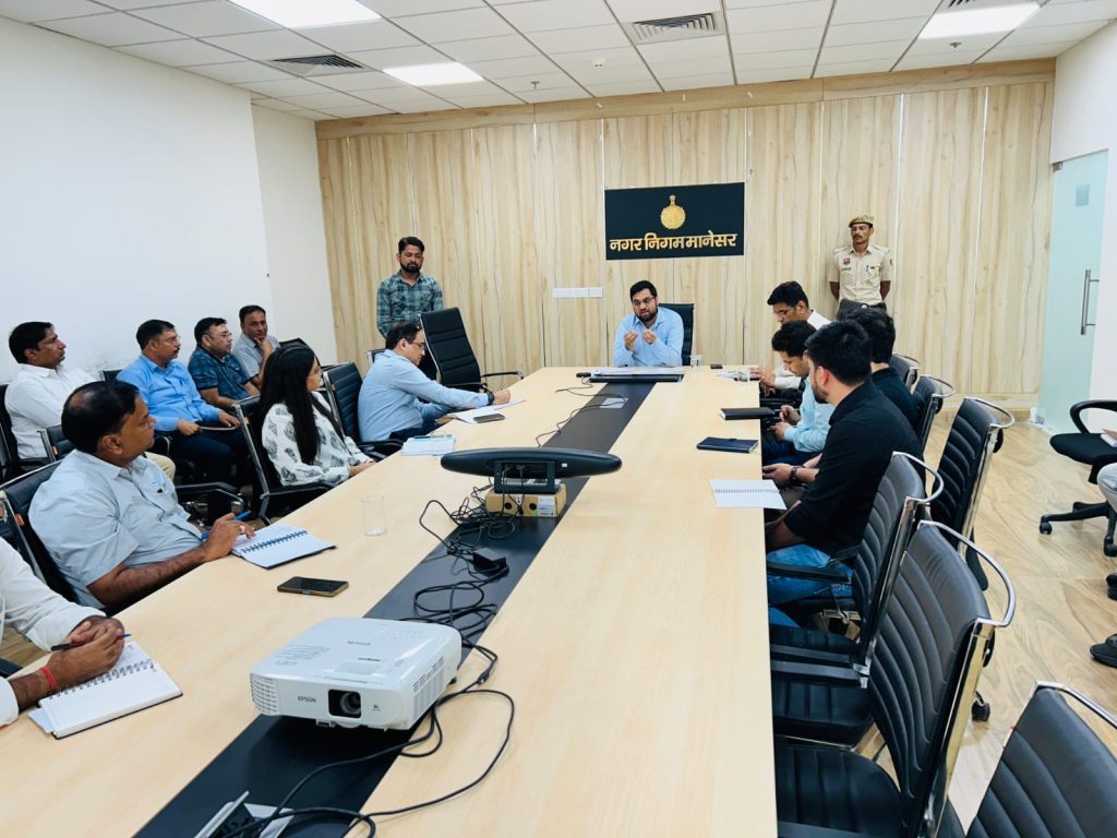 नगर निगम आयुक्त आयुष सिन्हा ने सोमवार को आईएमटी क्षेत्र में संचालित उद्योगों के प्रतिनिधियों से आग्रह करते हुए कहा कि अपने प्लॉट के बाहर की साफ-सफाई की जिम्मेदारी स्वयं उद्योगों को रखनी होगी।
