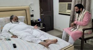 अंबाला : हरियाणा के मुख्यमंत्री सैनी हालचाल जानने को पहुंचे मंत्री अनिल विज के घर