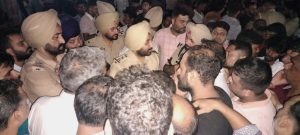 शनिवार से बलटाना से लापता हुए 14 वर्षीय बच्चे के परिजनों व स्थानीय लोगों ने रास्ता जाम किया प्रदर्शन