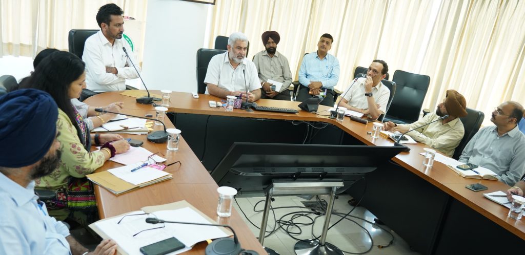 राज्य में राजमार्गों पर फूलदार पौधे लगाने के पायलट प्रोजैक्ट की संभावना पर विचार किया जाये: लाल चंद कटारूचक्क