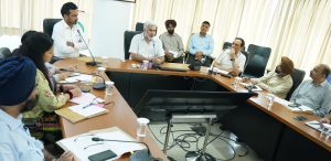 राज्य में राजमार्गों पर फूलदार पौधे लगाने के पायलट प्रोजैक्ट की संभावना पर विचार किया जाये: लाल चंद कटारूचक्क