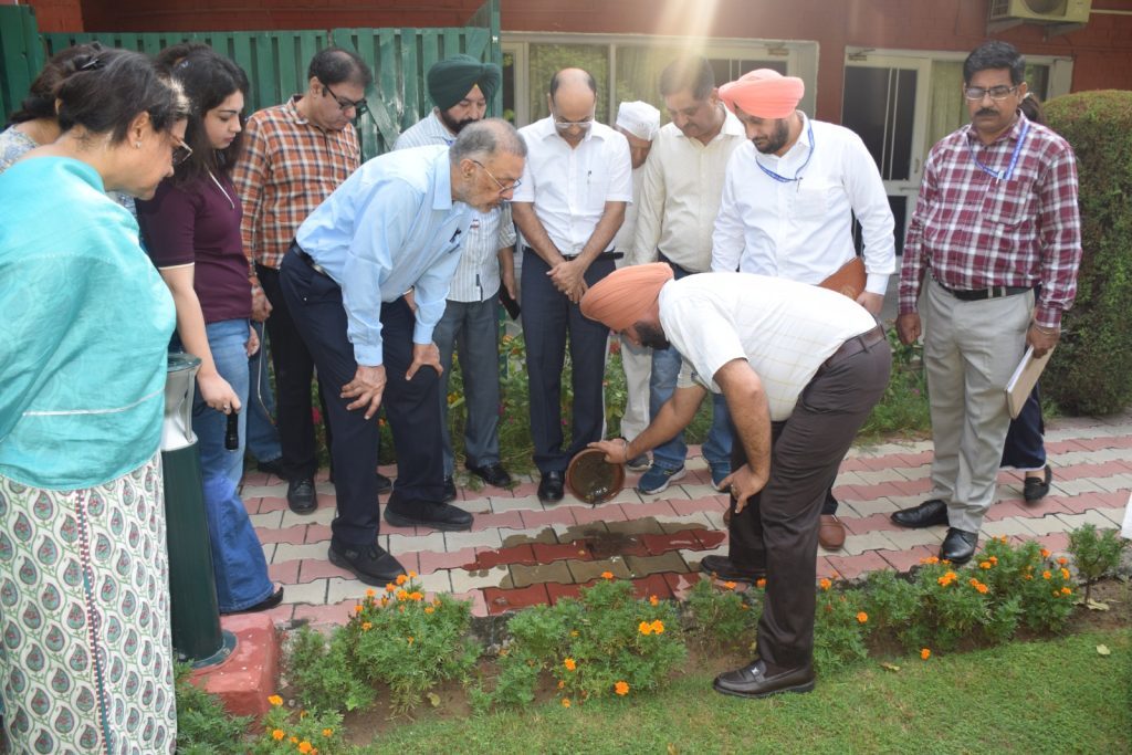 पंजाब के स्वास्थ्य एवं परिवार कल्याण मंत्री डा. बलबीर सिंह ने आज यहाँ मुख्यमंत्री भगवंत मान की पहल ‘हर शुक्रवार डेंगू ते वार‘ के हिस्से के तौर पर अपने कैबिनेट साथियों और विरोधी पक्ष के नेता की रिहायशों का निरीक्षण किया