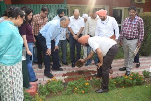 पंजाब के स्वास्थ्य एवं परिवार कल्याण मंत्री डा. बलबीर सिंह ने आज यहाँ मुख्यमंत्री भगवंत मान की पहल ‘हर शुक्रवार डेंगू ते वार‘ के हिस्से के तौर पर अपने कैबिनेट साथियों और विरोधी पक्ष के नेता की रिहायशों का निरीक्षण किया