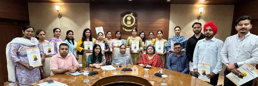 डॉ. बलजीत कौर द्वारा विभाग में नव नियुक्त कर्मचारियों को नियुक्ति पत्र सौंपे गए