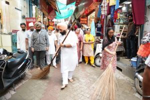 कैबिनेट मंत्री हरजोत सिंह बैंस ने गुरुद्वारा शीशगंज साहिब से स्वच्छता अभियान का किया शुभारंभ