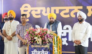 एस.ए.एस. नगर (मोहाली), 7 जुलाई पंजाब के मुख्य मंत्री भगवंत सिंह मान और आम आदमी पार्टी के राष्ट्रीय संयोजक अरविंद केजरीवाल ने आज एक अनूठा कदम उठाते हुए 145.26 करोड़ रुपए की लागत से स्थापित 15 एम.जी.डी. (मिलियन गैलन प्रति दिन) क्षमता वाले सीवेज ट्रीटमेंट प्लांट को जनता को समर्पित किया। प्लांट को समर्पित करने के बाद अपने संबोधन में मुख्य मंत्री ने कहा कि इस प्लांट को स्थापित करने में उपयोग की गई आधुनिक तकनीक को जल्द ही प्रदेश के अन्य हिस्सों में भी लागू किया जाएगा। उन्होंने कहा कि इसका उद्देश्य प्रदेश के बहुमूल्य जल को बचाना है, ताकि प्लांट से शुद्ध किए गए पानी को अन्य कार्यों के लिए उपयोग किया जा सके। सिंगापुर का उदाहरण देते हुए भगवंत सिंह मान ने कहा कि वहां वर्षा जल को पीने योग्य बनाने के लिए माइक्रो फिल्टर तकनीक का उपयोग किया जा रहा है। मुख्य मंत्री ने कहा कि राज्य सरकार अगली पीढ़ियों के लिए पंजाब के जल को बचाने के लिए ऐसे प्रयास कर रही है। उन्होंने कहा कि जल, हवा और जमीन के लिए वोट न होने के कारण पारंपरिक पार्टियों ने इसकी अनदेखी की और प्रदेश के इन गंभीर मुद्दों पर कोई ध्यान नहीं दिया। भगवंत सिंह मान ने कहा कि इस कारण प्रदूषण बढ़ा और प्राकृतिक संसाधन दूषित हो गए, जिससे समाज को अपूरणीय क्षति हुई। मुख्य मंत्री ने कहा कि प्रदेश में 'आप' सरकार बनने के बाद पर्यावरण को बचाने, नहरी प्रणाली को पुनर्जनन करने और समाज की भलाई के लिए अन्य अनुकरणीय कदम उठाए गए हैं। उन्होंने कहा कि अगली पीढ़ियों के लिए जल को बचाने के लिए सर्वश्रेष्ठ तकनीक के साथ समाधान सुनिश्चित करने के लिए इसी तरह के प्रयास किए जा रहे हैं। भगवंत सिंह मान ने कहा कि 'इलाज से बेहतर है परहेज' के कथन की तरह बहुमूल्य प्राकृतिक संसाधनों को बचाने के लिए ऐसे कदम उठाए जा रहे हैं। गुरबाणी की रचना 'पवन गुरु, पानी पिता, माता धरत महत' का उल्लेख करते हुए मुख्य मंत्री ने कहा कि महान गुरु साहिब जी ने हवा को गुरु, पानी को पिता और धरती को माता का दर्जा दिया है। भगवंत सिंह मान ने कहा कि अब समय आ गया है जब हमें प्रदेश के पर्यावरण को बचाने का संकल्प लेकर गुरबाणी की शिक्षाओं को अपने जीवन में अपनाना चाहिए और प्रदेश की पुरातन शान को बहाल करना चाहिए। उन्होंने कहा कि राज्य सरकार इस नेक कार्य के लिए कोई कसर बाकी नहीं छोड़ेगी। उन्होंने कहा कि प्रदेश के लोगों को अधिक से अधिक पेड़ लगाकर राज्य सरकार का समर्थन करना चाहिए। मुख्य मंत्री ने कहा कि पंजाब सरकार आम आदमी पार्टी के राष्ट्रीय संयोजक अरविंद केजरीवाल की दूरदर्शी सोच का लाभ उठा रही है, जिन्होंने पहले ही राष्ट्रीय राजधानी में अच्छा शासन देकर अपनी क्षमता सिद्ध की है। उन्होंने कहा कि पंजाब को केजरीवाल की विशेषज्ञता का बहुत लाभ हो रहा है, जिन्होंने दिल्ली में कई महत्वपूर्ण पहल की हैं। भगवंत सिंह मान ने इस प्रोजेक्ट को सुचारू रूप से चलाने के लिए अधिकारियों को बधाई भी दी, जो प्रगतिशील पंजाब की रचना के लिए मील का पत्थर साबित होगा। इस दौरान 'आप' नेता अरविंद केजरीवाल ने कहा कि यह बहुत गर्व और संतुष्टि की बात है कि आज मोहाली के सेक्टर-83 में 15 एम.जी.डी. क्षमता वाले सीवेज ट्रीटमेंट प्लांट का उद्घाटन किया जा रहा है। उन्होंने कहा कि मुख्य मंत्री भगवंत सिंह मान के नेतृत्व वाली पंजाब सरकार ने इस प्रोजेक्ट को कुल 145.26 करोड़ रुपए की लागत से अपग्रेड किया है। अरविंद केजरीवाल ने कहा कि प्लांट की पहले क्षमता 10 एम.जी.डी. थी, जिसे अब 15 एम.जी.डी. तक अपग्रेड कर दिया गया है। अरविंद केजरीवाल ने घोषणा की कि आने वाले कुछ महीनों में मिशन के आधार पर प्रदेश को नया रूप दिया जाएगा। उन्होंने कहा कि शहरों के विकास को गति देने के लिए रूपरेखा तैयार की गई है। अरविंद केजरीवाल ने कहा कि आगामी दिसंबर से इसकी शुरुआत करके राज्य सरकार पंजाब के 166 शहरों में पानी की आपूर्ति, सीवेज सुविधा, सफाई, सड़कों, स्ट्रीट लाइटों और एस.टी.पी. की व्यवस्था को सुनिश्चित करेगी। अरविंद केजरीवाल ने कहा कि इस प्लांट को एडवांस्ड न्यूट्रिएंट रिमूवल तकनीक का उपयोग करके अपग्रेड किया गया है। उन्होंने कहा कि 15 एम.जी.डी. सीवेज ट्रीटमेंट प्लांट के अलावा, 5 एम.जी.डी. क्षमता वाला अल्ट्रा फिल्टरेशन टर्शियरी ट्रीटमेंट प्लांट भी स्थापित किया गया है। उन्होंने कहा कि यह पंजाब का पहला अल्ट्रा फिल्टरेशन प्लांट है और इस प्लांट से शुद्ध किए गए पानी का उपयोग सिंचाई, सड़कों की सफाई, टॉयलेट फ्लशिंग और अन्य उद्देश्यों के लिए किया जाएगा। अरविंद केजरीवाल ने कहा कि शुद्ध किए गए पानी का उपयोग ताजे पानी पर निर्भरता को कम करेगा, जिससे भूजल को बचाने में मदद मिलेगी। अरविंद केजरीवाल ने कहा कि बिजली की खपत को कम करने के लिए इस स्थान पर एक मेगावाट की क्षमता वाला सौर ऊर्जा प्लांट भी स्थापित किया गया है। उन्होंने कहा कि अगले 20 वर्षों में मोहाली में जनसंख्या वृद्धि और शहरी विकास को ध्यान में रखते हुए गमाडा ने वैज्ञानिक दृष्टिकोण का उपयोग करके इस सीवेज ट्रीटमेंट प्लांट की स्थापना की है। अरविंद केजरीवाल ने कहा कि राज्य सरकार पंजाब के लोगों की भलाई के लिए ऐसे और प्रयास जारी रखेगी और इसके लिए कोई कसर बाकी नहीं छोड़ेगी।