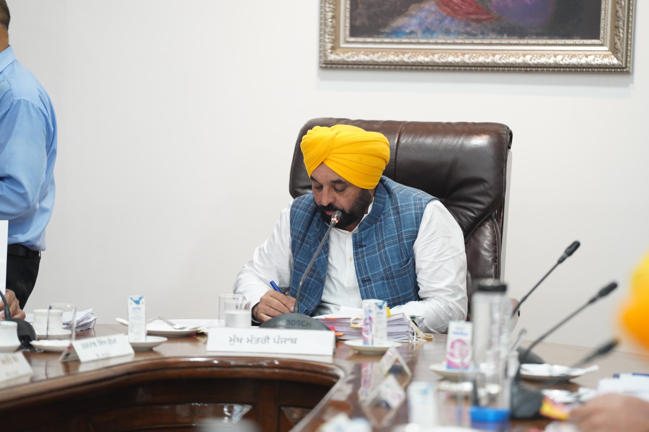 मुख्यमंत्री भगवंत सिंह मान के नेतृत्व वाली पंजाब मंत्रिमंडल ने आज एक महत्वपूर्ण निर्णय लेते हुए कांग्रेस सरकार द्वारा भाखड़ा डैम पर केंद्रीय औद्योगिक सुरक्षा बल (सीआईएसएफ) तैनात करने के फैसले को वापिस लेने का फैसला लिया।