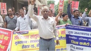एचएसवीपी कार्यालय में कौशल रोजगार निगम व हुड्डा यूनियन कर्मचारियों का धरना प्रदर्शन