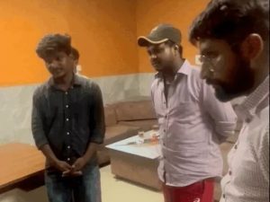 चंडीगढ़ : कम्युनिटी सेंटर में ड्यूटी पर शराब पीते चार कर्मचारी