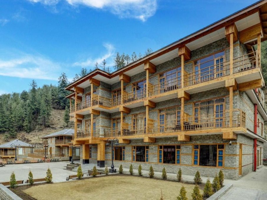 हिमाचल प्रदेश जाते रहें अलर्ट, बादल फटने से फंसे हैं
