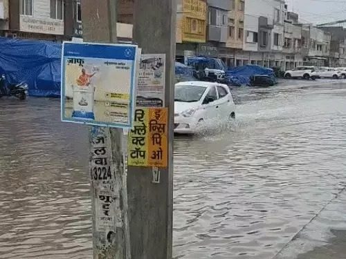हरियाणा, अभी मत आना : हिसार में 150 साल पुरानी बिल्डिंग गिरी, गुरुग्राम में गाड़ियां डूबीं, हाईवे बने तालाब
