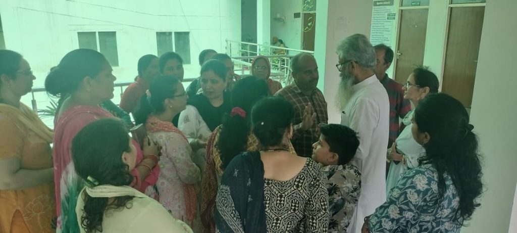 मीटिंग की बात कह कर महिलने से मना