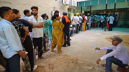 कोई जमीन पर बैठा तो कोई मलबे पर...तस्वीरें बयां कर रही दर्द,