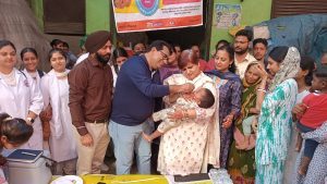 सिविल सर्जन ने छोटे बच्चों को पोलियो की बूँदें पिलाकर पल्स पोलियो अभियान का किया शुभारंभ