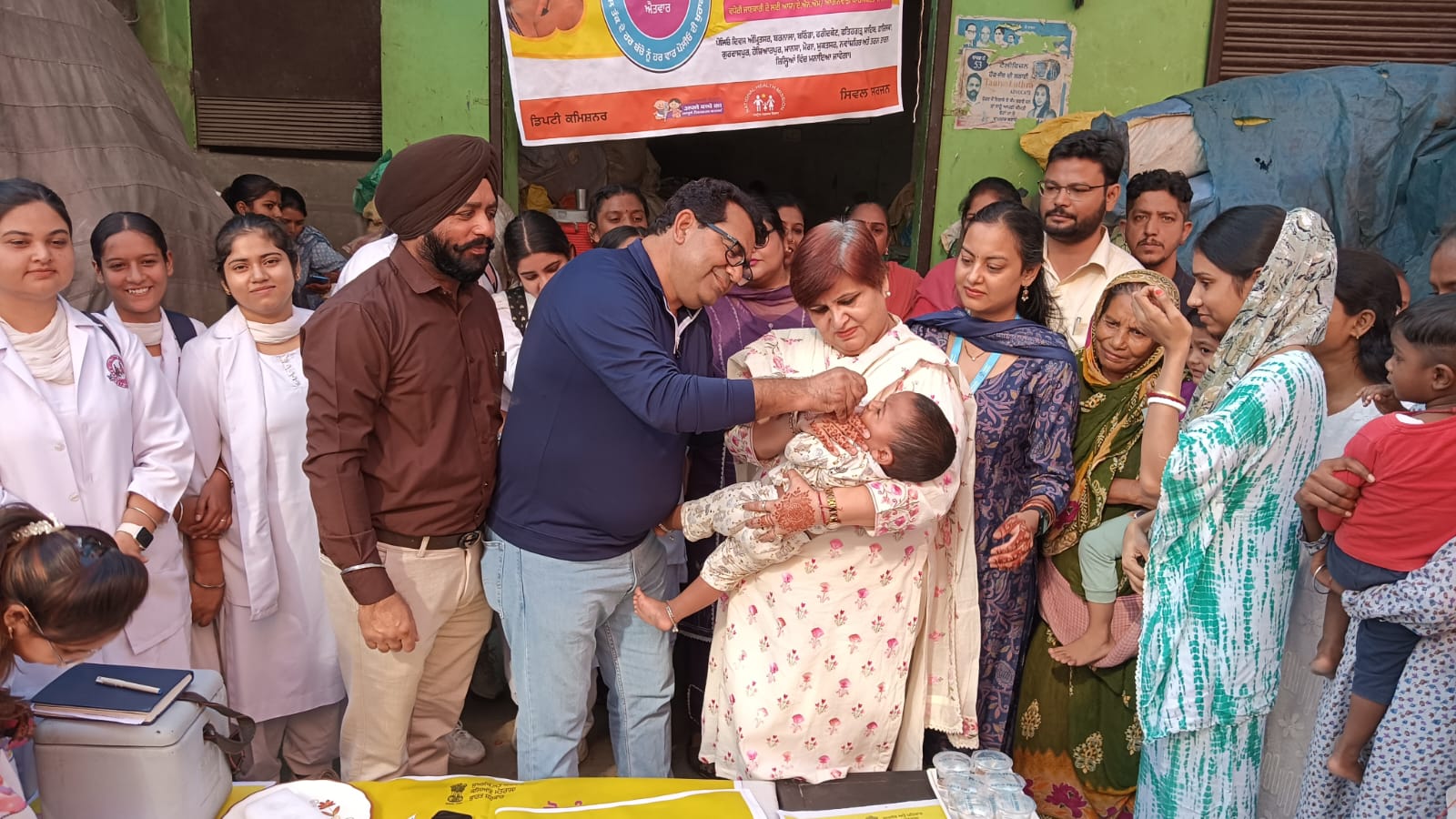 सिविल सर्जन ने छोटे बच्चों को पोलियो की बूँदें पिलाकर पल्स पोलियो अभियान का किया शुभारंभ