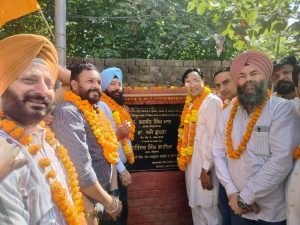 सचखंड श्री दरबार साहिब की ओर जाने वाली रेडियल रोड का उद्घाटन करते हुए विधायक डॉ अजय गुप्ता, मेयर मोती भाटिया व अन्य।