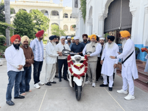 श्री हरमंदिर साहिब में हीरो मोटोक्रॉप ने नई डेस्टिनी 110