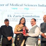 राईसीला ग्रुप धूरी के चेयरमैन डॉ. ए.आर. शर्मा की बेटी और ए.पी. ऑर्गेनिक्स लिमिटेड की डायरेक्टर, डायटिशियन ईशा शर्मा केंद्रीय स्वास्थ्य एवं परिवार कल्याण मंत्री श्री जे.पी. नड्डा से अवॉर्ड प्रपात करती