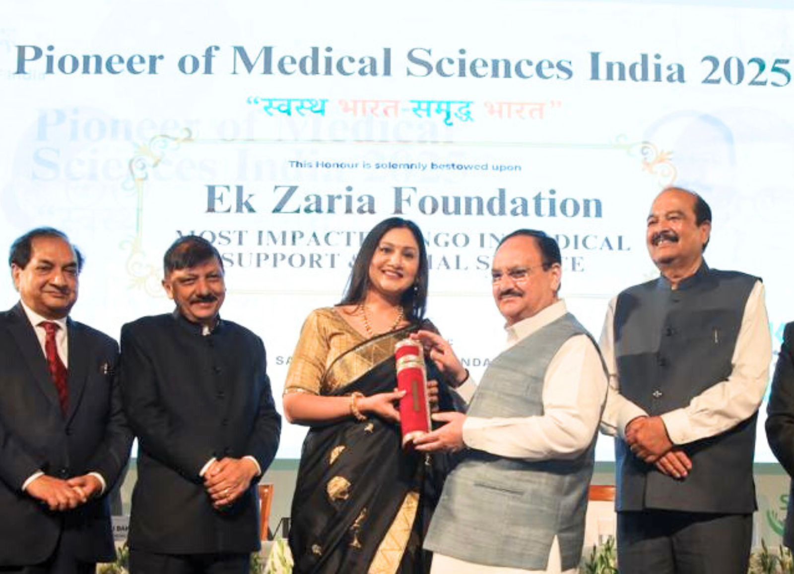 राईसीला ग्रुप धूरी के चेयरमैन डॉ. ए.आर. शर्मा की बेटी और ए.पी. ऑर्गेनिक्स लिमिटेड की डायरेक्टर, डायटिशियन ईशा शर्मा केंद्रीय स्वास्थ्य एवं परिवार कल्याण मंत्री श्री जे.पी. नड्डा से अवॉर्ड प्रपात करती