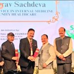 केंद्रीय स्वास्थ्य एवं परिवार कल्याण मंत्री श्री जे.पी. नड्डा से अवार्ड लेते अरोड़ा न्यूरो के डा गौरव सचदेवा