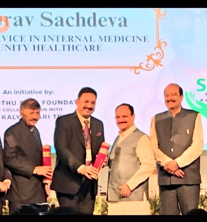 केंद्रीय स्वास्थ्य एवं परिवार कल्याण मंत्री श्री जे.पी. नड्डा से अवार्ड लेते अरोड़ा न्यूरो के डा गौरव सचदेवा