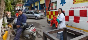 डेराबस्सी सिविल अस्पताल में नवजात को मां से अलग ले जाता स्टाफ