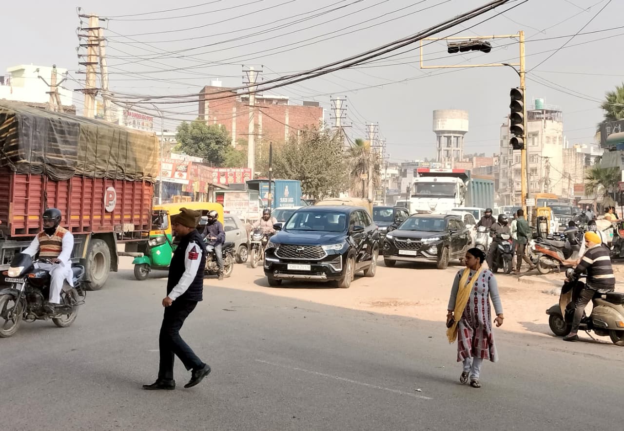 जीरकपुर में तीन दिन से ट्रैफिक लाइटें ठप, चौराहों पर घंटों जाम